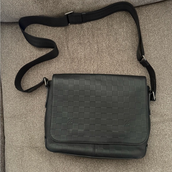 Louis Vuitton Black Messenger Bag with Adjustable Strap and Minimalist Design - Picture 1 of 13